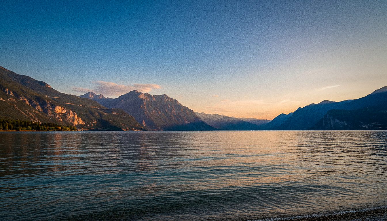 Le lac de Garde en Italie avec des montagnes en arrière-plan au coucher du soleil